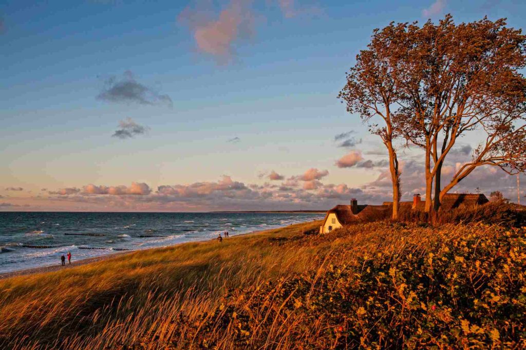 Ostseebad Ahrenshoop mit Reetdachhaus Grimmelei im Abendlicht