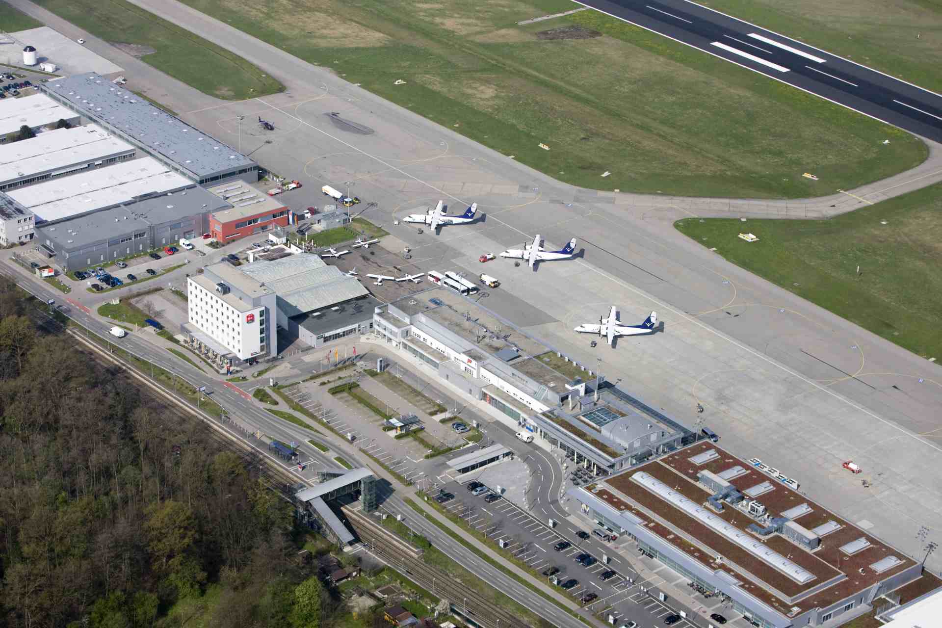 Flughafen Friedrichshafen Terminal und Vorfeld aus der Vogelperspektive
