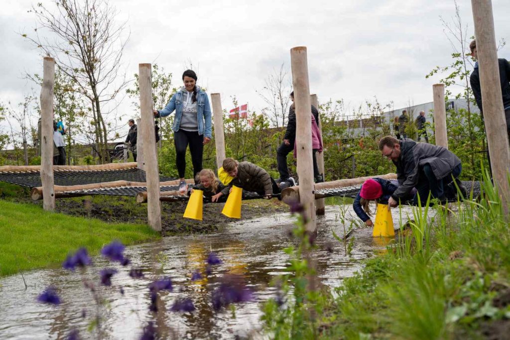 Wasserlauf mit spielenden Kindern im Erlebniszentrum Naturpark