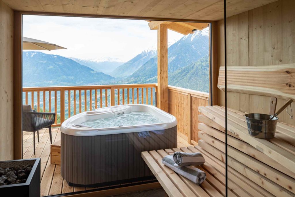 Whirlpool und Sauna mit Bergblick im Mountain Village Hasenegg