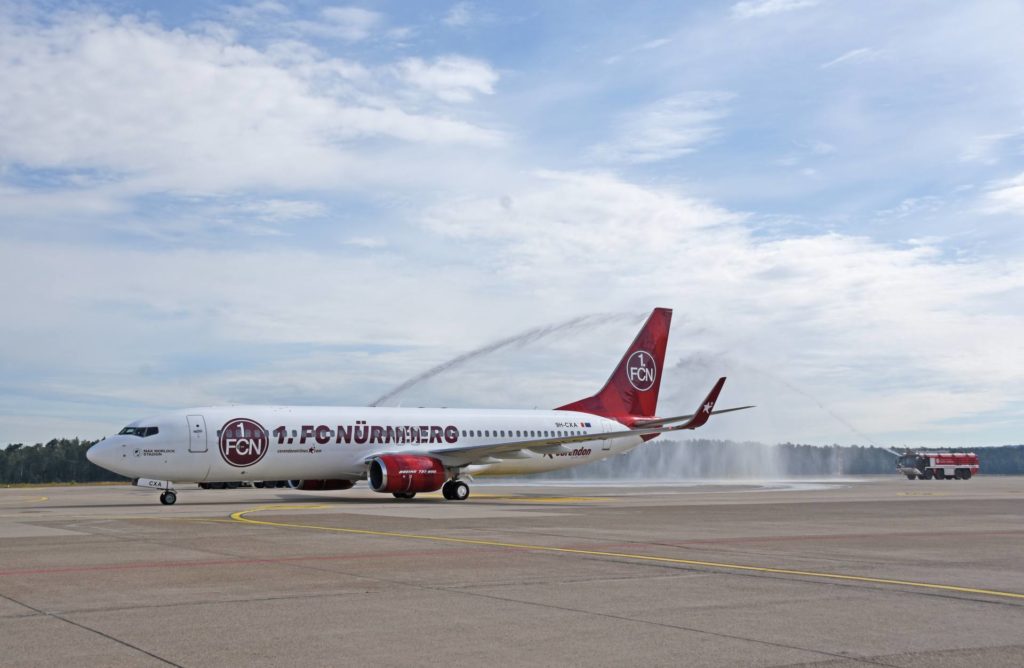 Corendon Flugzeug im 1.FC Nürnberg-Design