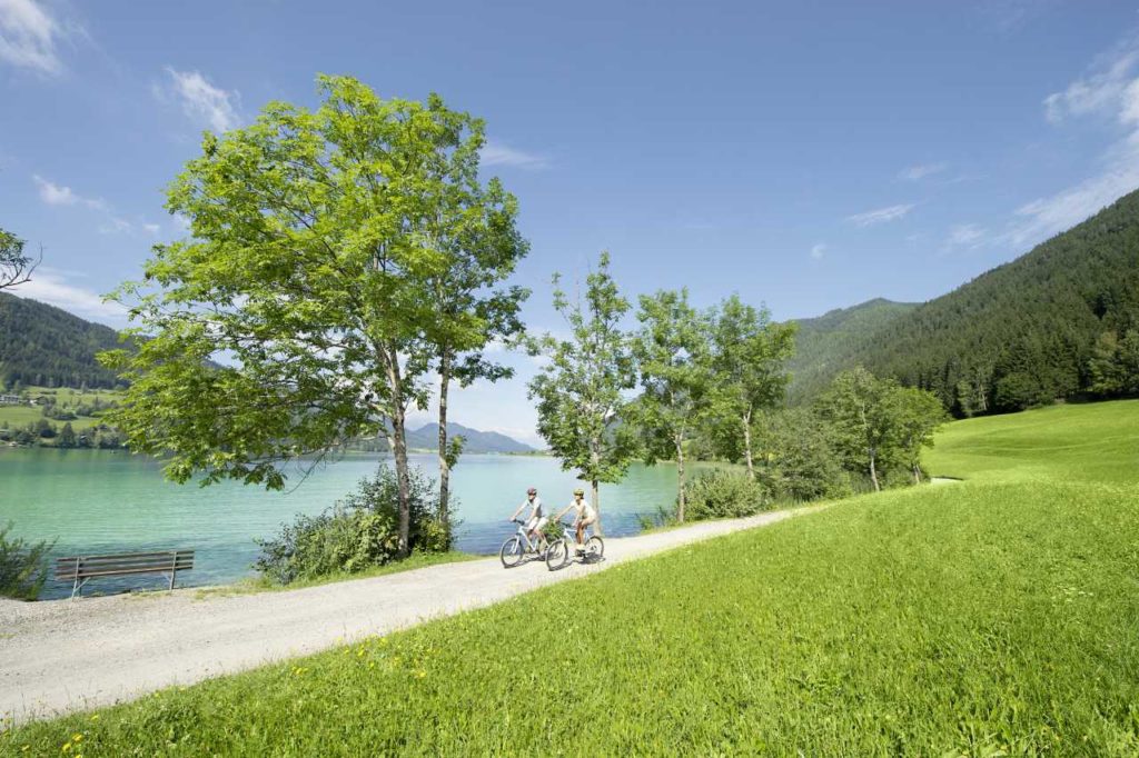 Fahrradweg direkt am Weissensee