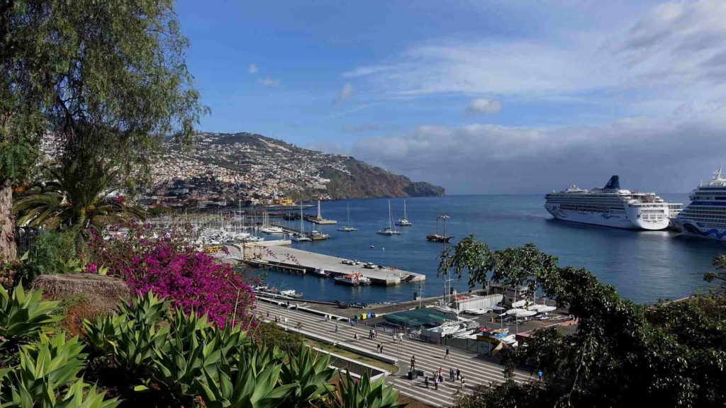 Hafen von Funchal mit Kreuzfahrtschiffen
