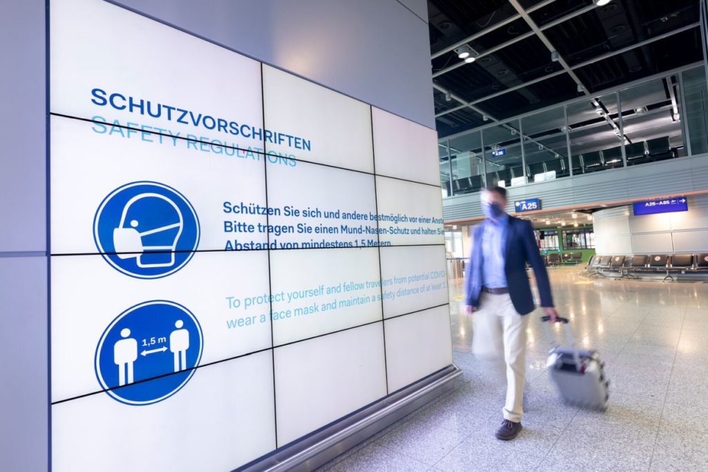 Hinweistafel zu Abstands- und Hygienregeln am Flughafen Düsseldorf