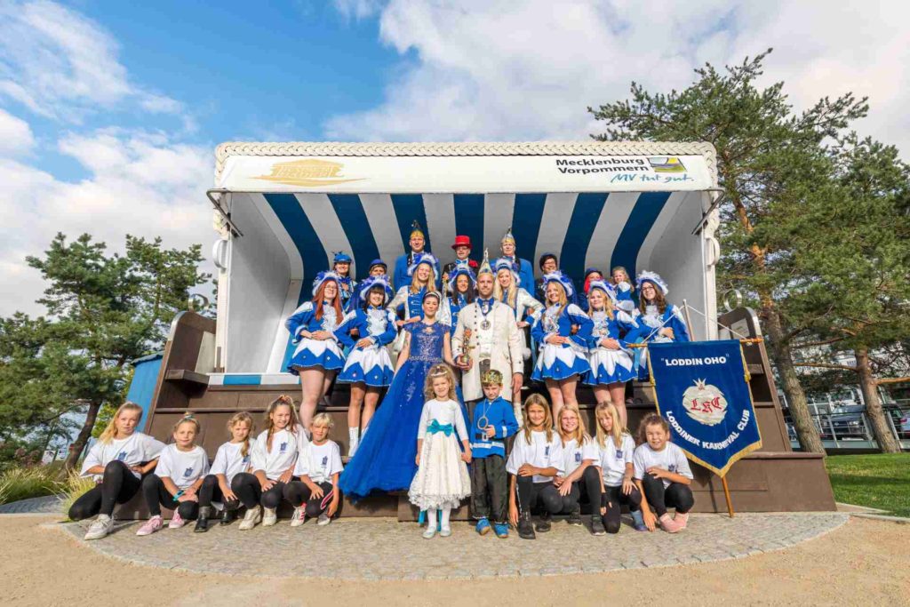 Jecken vom Loddiner Karnevals Club im größten Strandkorb der Welt