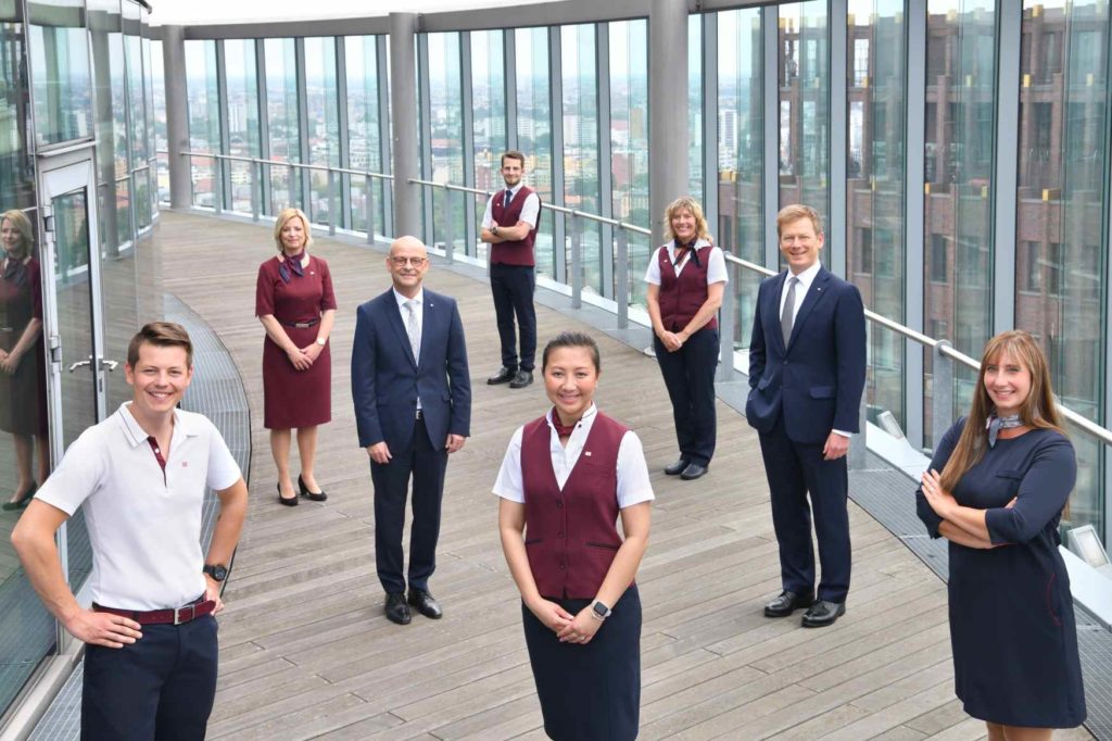 Neue Bahn-Unternehmensbekleidung in den Farben Burgundy und Blau