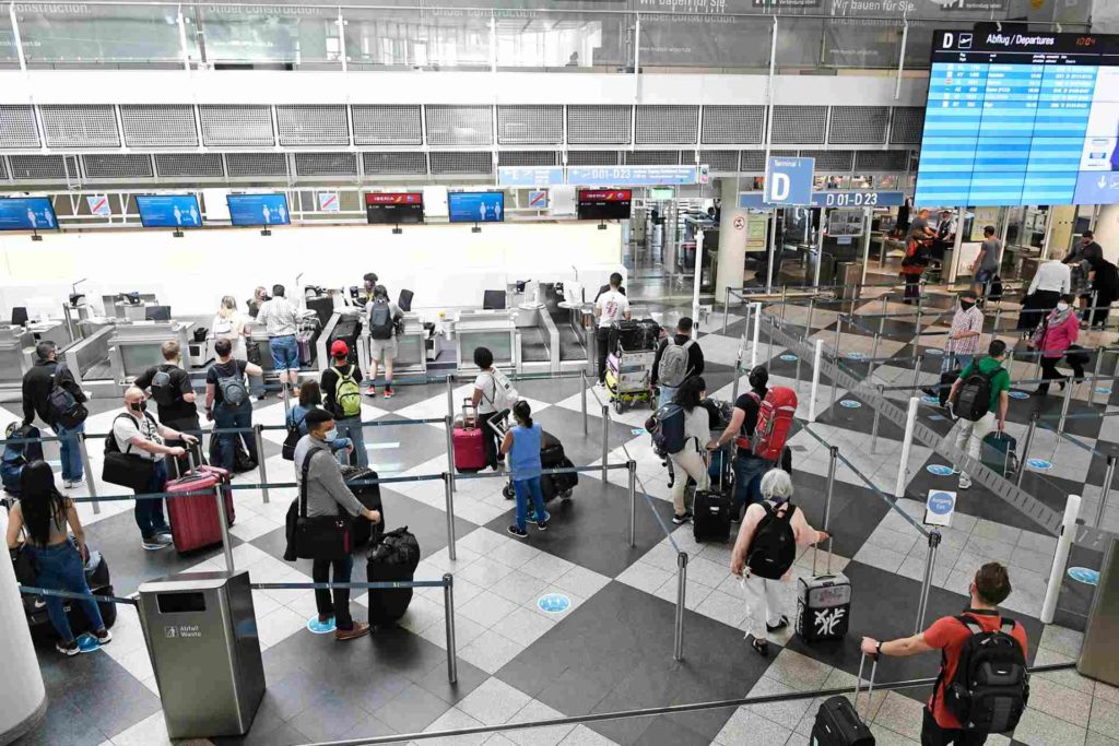 Passagierabfertigung mit Sicherheitsabstand in Terminal1 Flughafen München