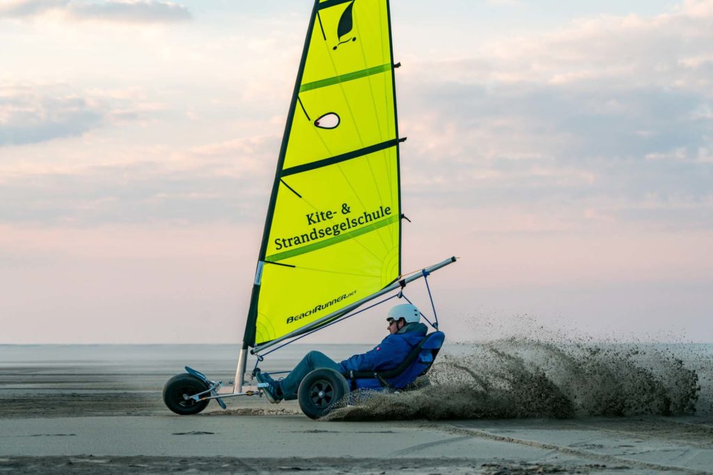 Rasante Kurvenfahrt mit Strandsegler auf Borkum