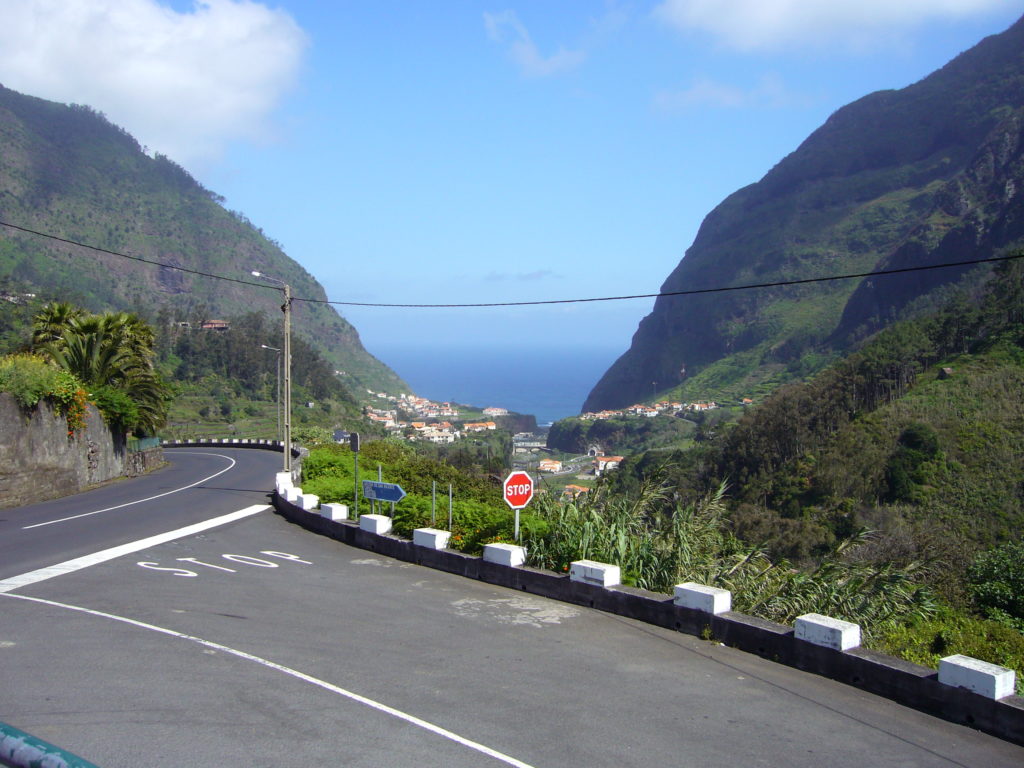 São Vicente auf Madeira eingerahmt von Bergen