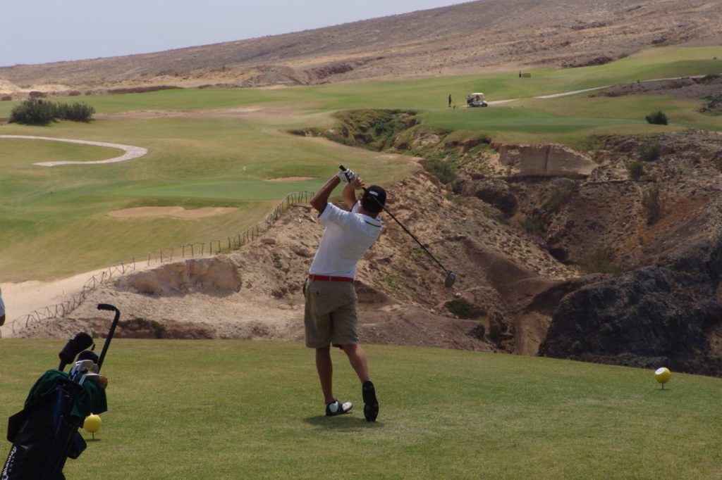 Golfer beim Abschlag auf Porto Santo Golfplatz