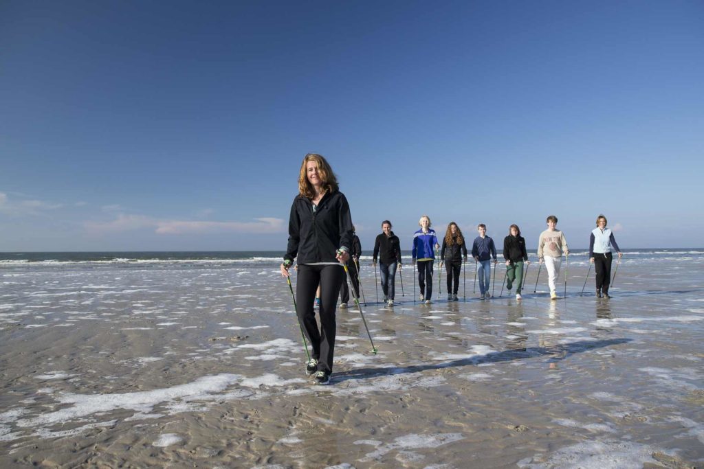 Nordic Walking Gruppe am Nordseestrand