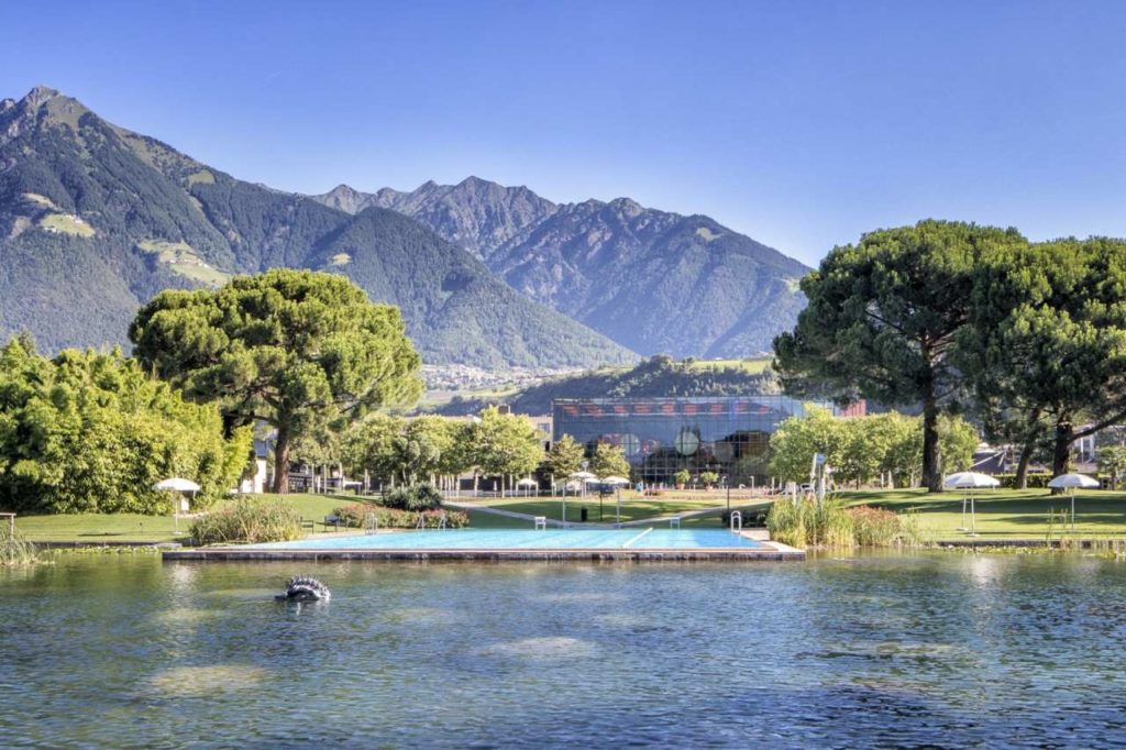 Therme Meran vor beeindruckender Bergkulisse