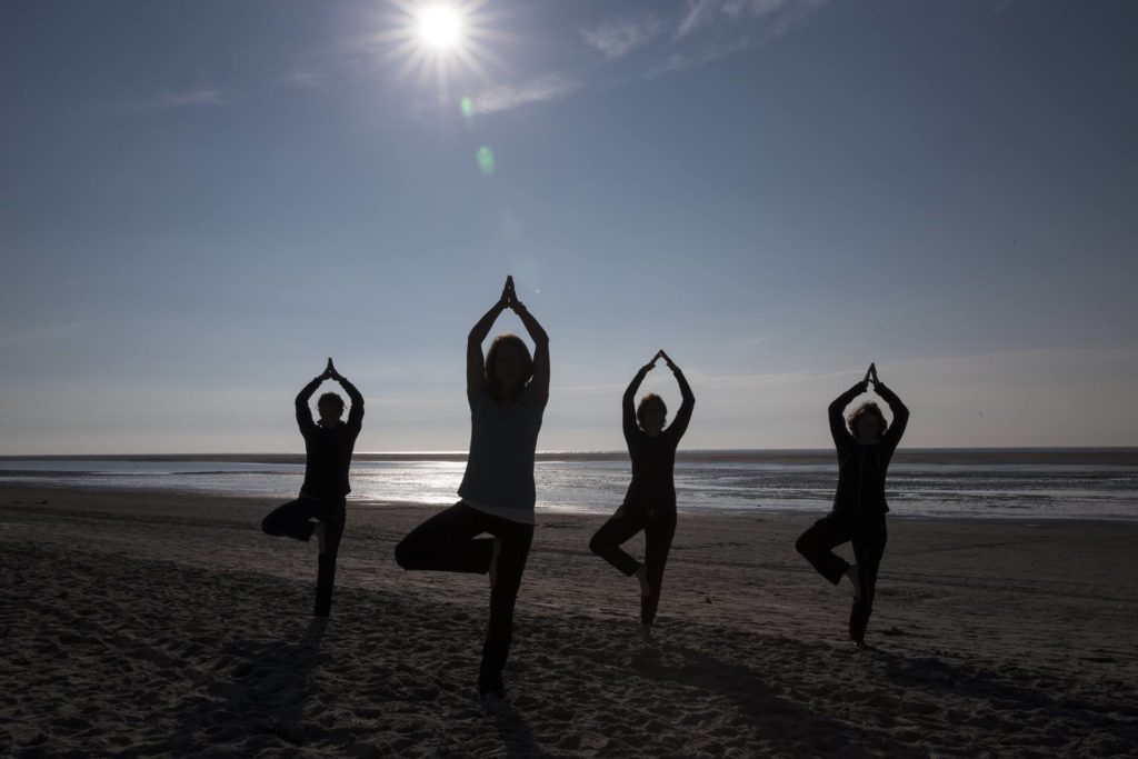 Yoga und Atemübungen am Nordseestrand