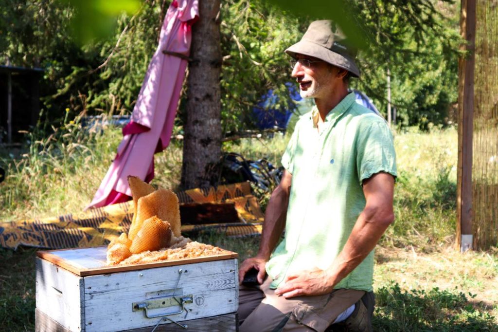 Olivier de Sépibus vor einem seiner Bienenstöcke