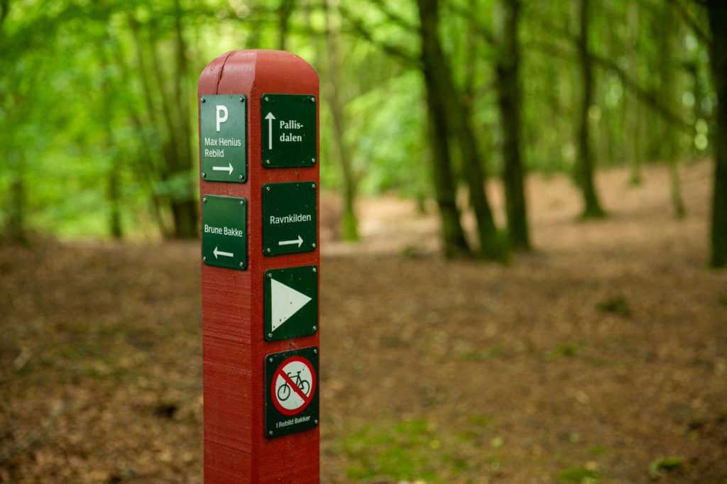 Wegweiser für die Wanderrouten in Nordjütland