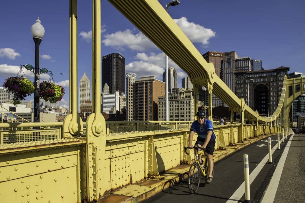 Fahrradweg auf Brücke in Pittsburgh
