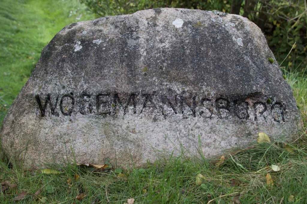 Stein an der Einfahrt zur Wogemannsburg