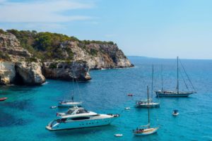 Bucht mit ankernden Yachten Menorca