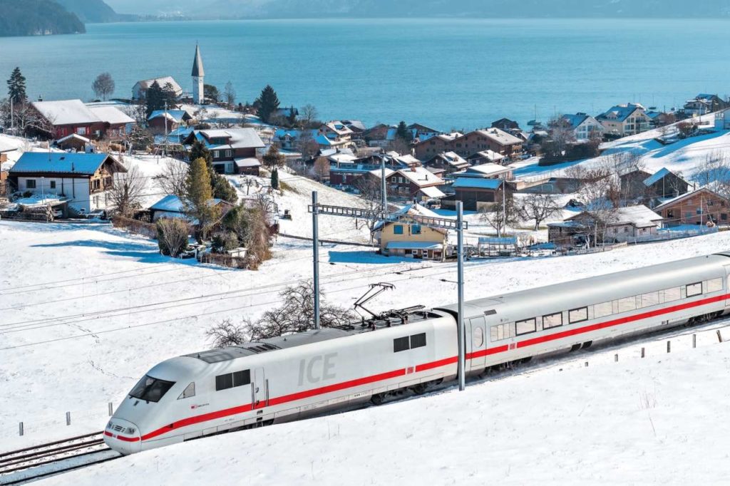 ICE in Faulensee im Berner Oberland