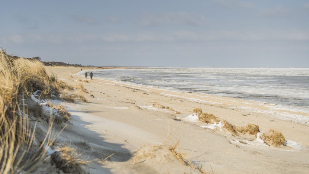 Menschenleerer Strand auf Sylt im Winter