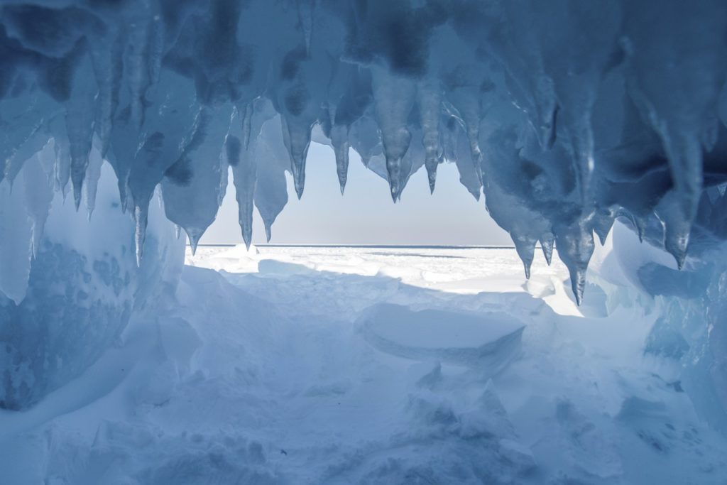 Eishöhle im Kontrast zur Weite des Lake Superior