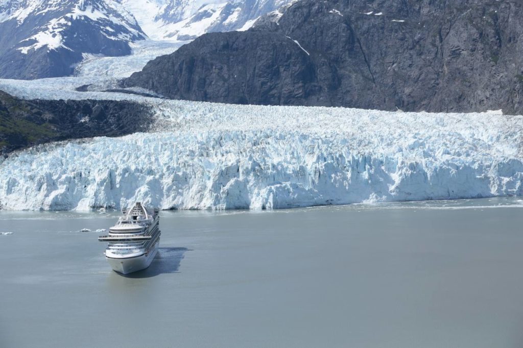 Kreuzfahrtschiff in der Glacier Bay vor Gletscher