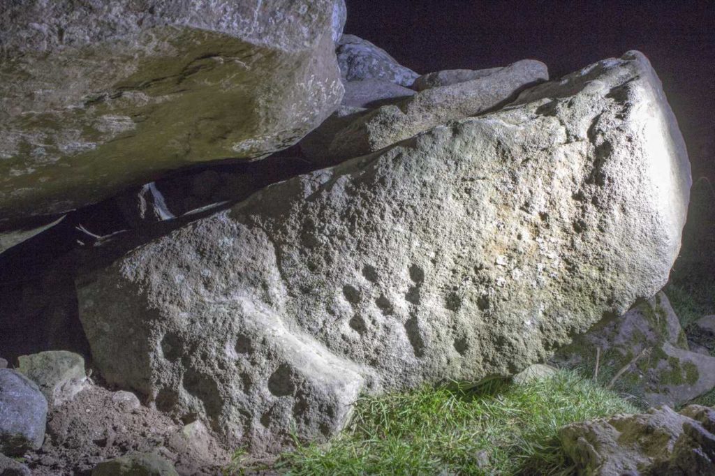 Inschrift auf Findling am Cloghcor Portal Tomb