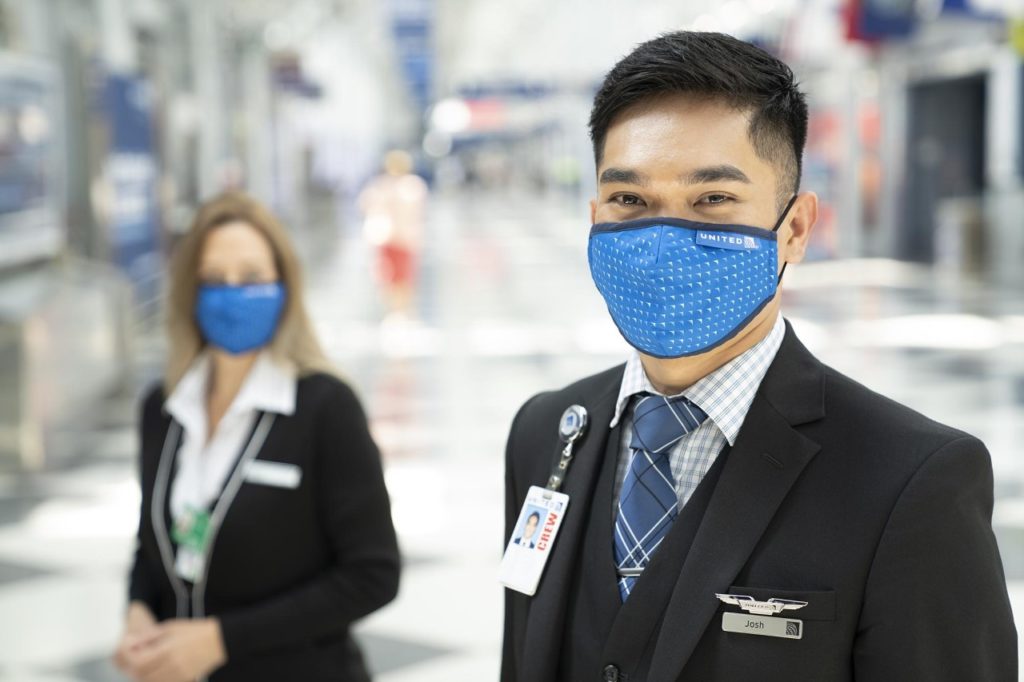 United Airlines Crew mit Mundschutz am Flughafen