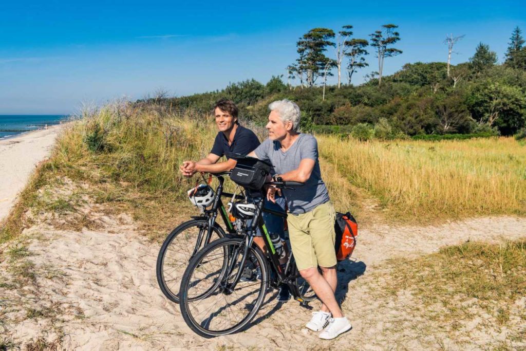 Fahrradfahrer am Strand von Graal-Müritz