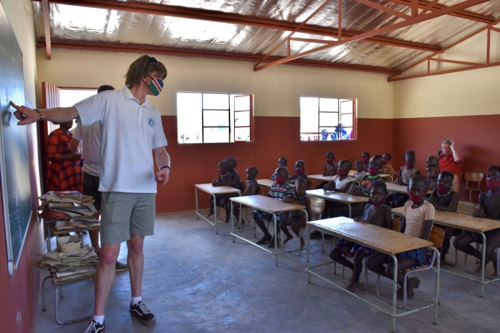 Mickie Krause beim Besuch eines Schulprojekts in Namibia