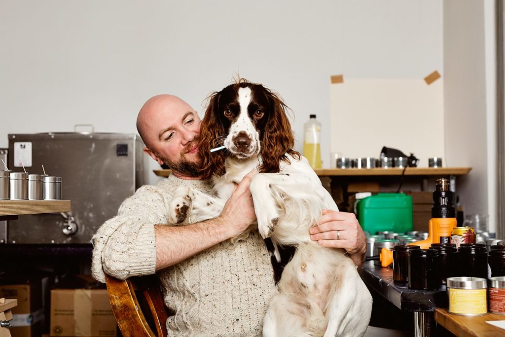 Candlemaker Michael Morris mit Hund