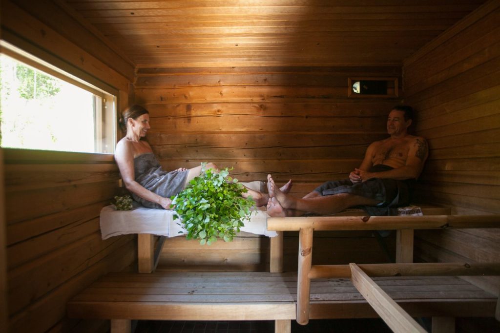 Finnische Holzsauna in der Råmossa Lodge