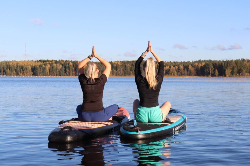 Sauna-Yoga und SUP in der Tykkimäen Sauna