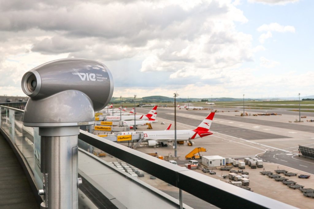 Fernrohr Besucherterrasse am Flughafen Wien