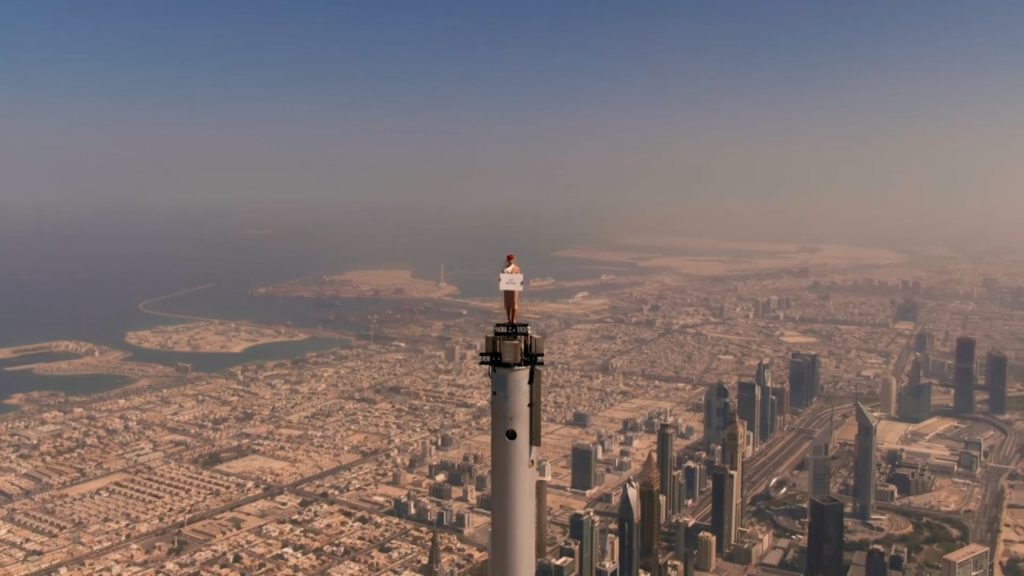 Emirates Werbespot Flugbegleiterin Burj Khalifa
