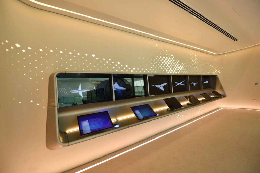 Entwerfen Sie Ihr perfektes Flugzeug Emirates Pavillon