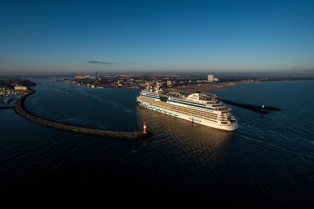 AIDAdiva Hafeneinfahrt Warnemünde