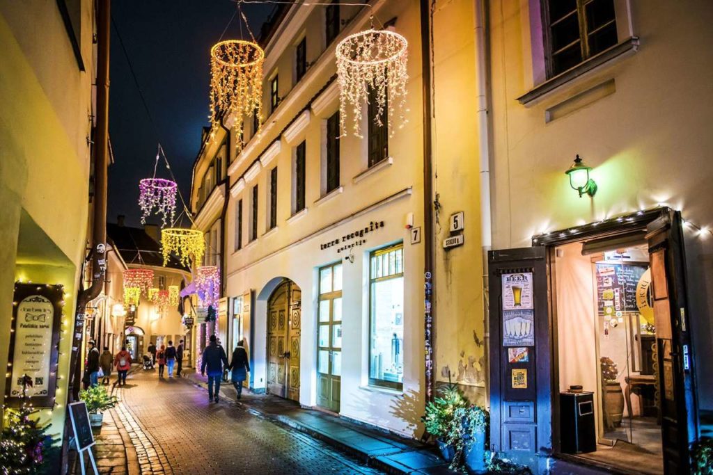 Weihnachtlich geschmückte Straße in Vilnius