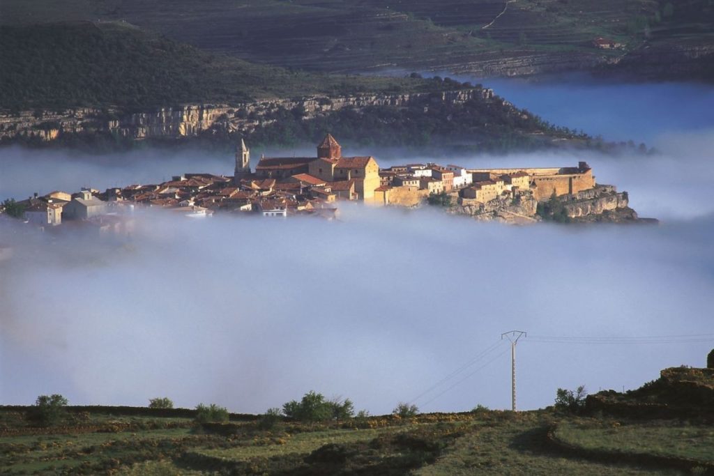 Wolkenverhangenes Dorf im Maestrazgo
