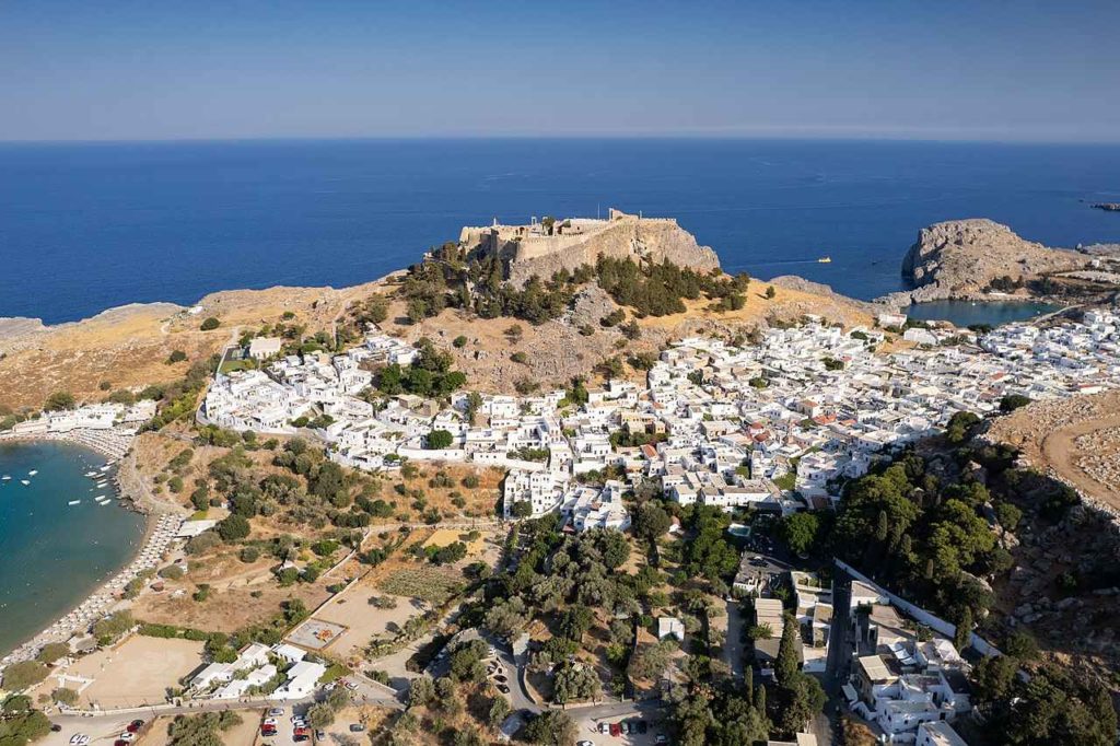 Lindos auf Rhodos mit Akropolis und Strand