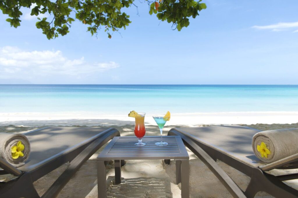 STORY Seychelles Cocktails am Strand