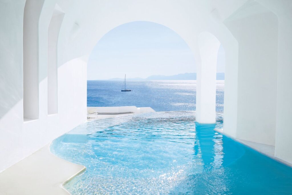 Grecotel Mykonos Blu Infinity Pool mit Blick auf das Meer