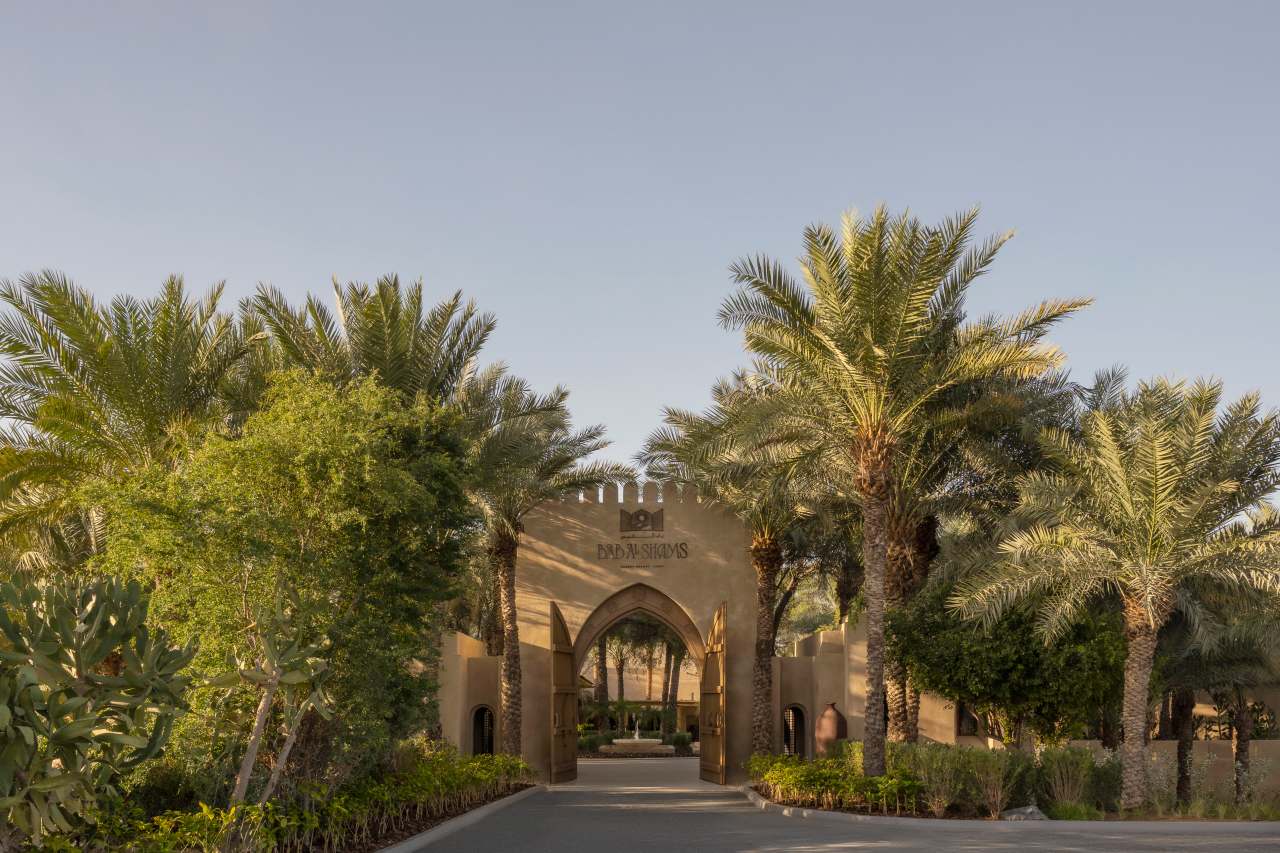 Bab Al Shams Eingangsbereich mit Grünanlage
