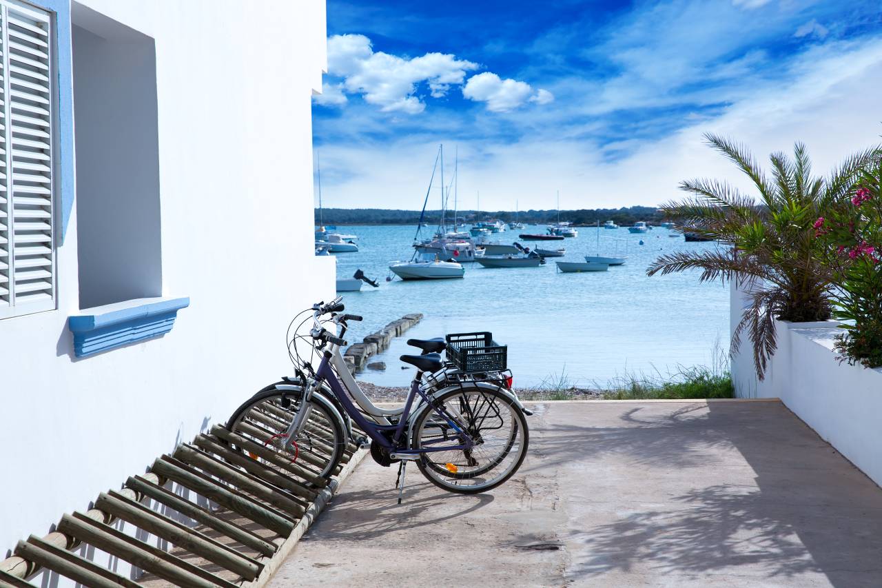 La Savina Fahrrad vor Booten im Hafen