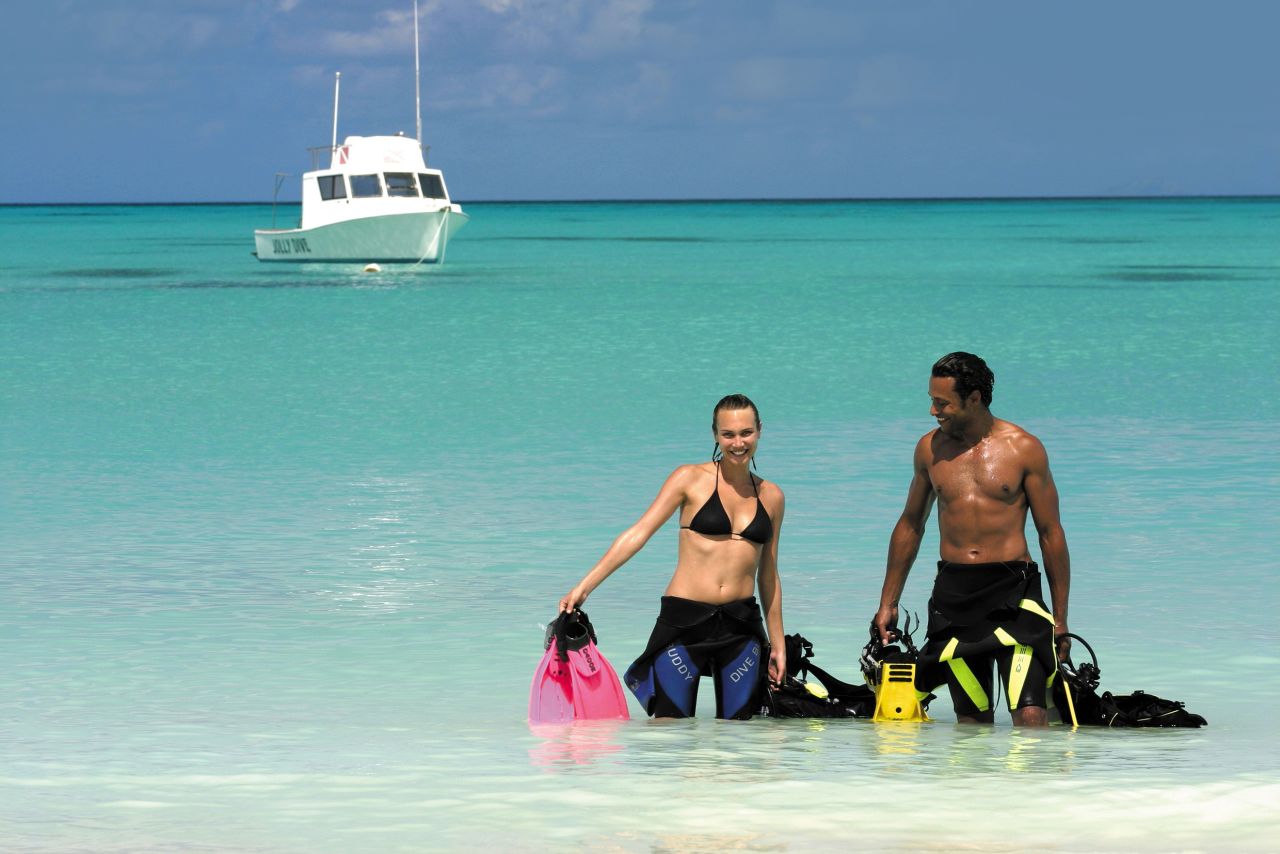 Taucher am Strand von Antigua