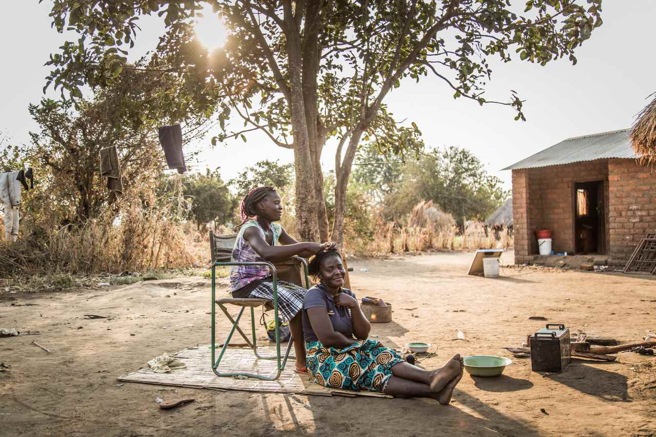 Haarpflege im Dorf Tafika Sambia