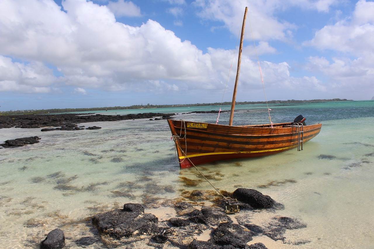 Holzboot am Strand auf Mauritius