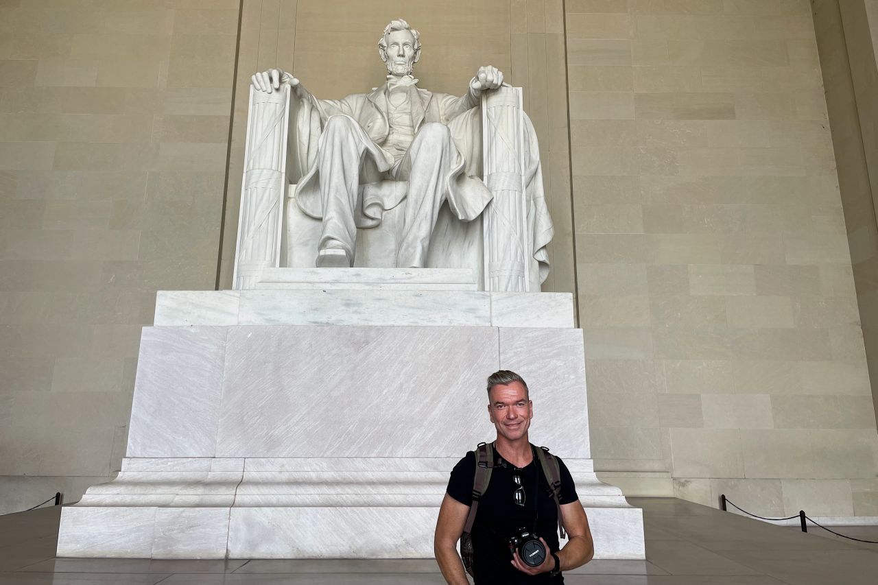 Oliver Erdmann vor Abraham Lincoln Statue