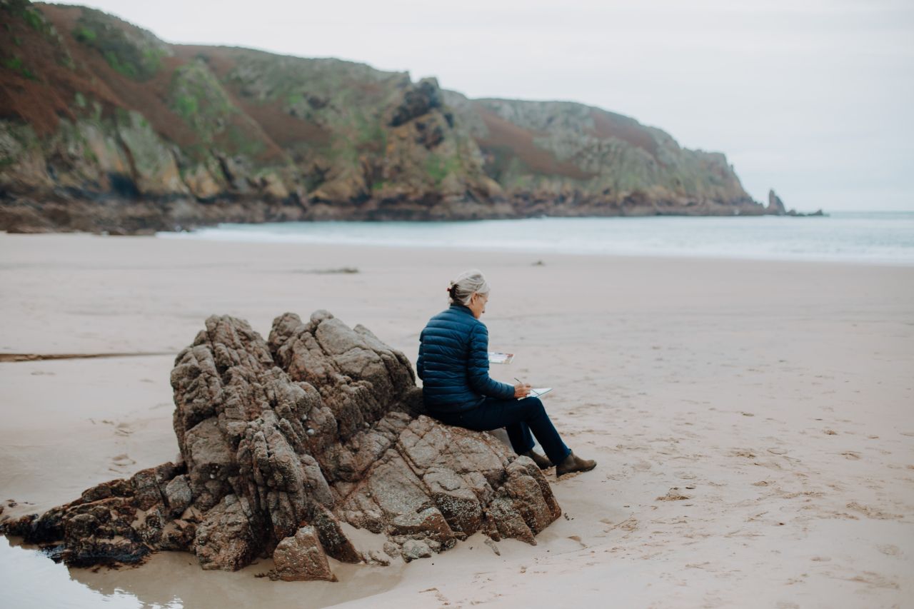 Muße am Strand im Herbst auf Jersey