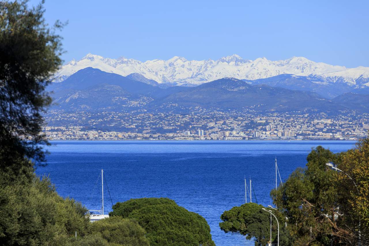 Antibes mit verschneiten Gipfeln im Hintergrund